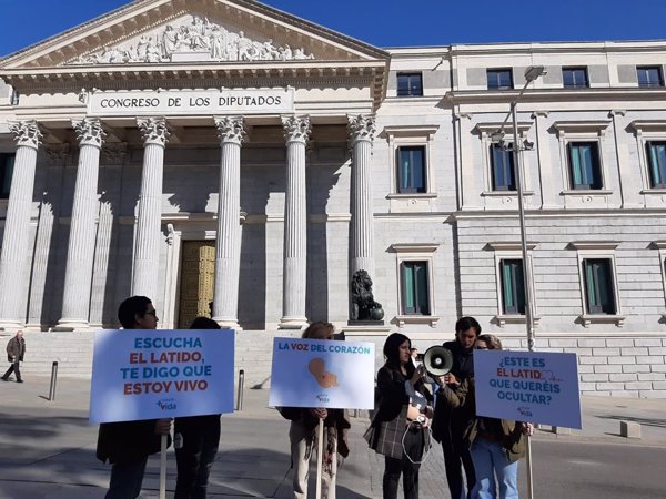 Provida se concentran ante el Congreso para que los diputados escuchen 