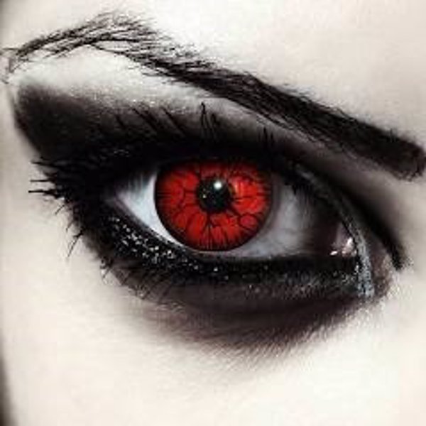 Los ópticos-optometristas advierten de que las lentillas cosméticas de fantasía pueden provocar lesiones oculares