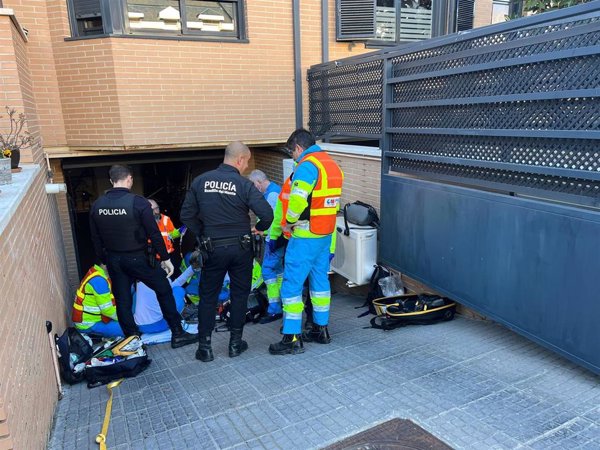 Fallece un trabajador tras caer desde una altura de siete metros cuando instalaba placas solares en Boadilla (Madrid)