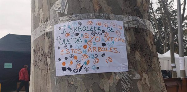 Centenares de personas se reúnen en Madrid Río en defensa de los árboles amenazados por las obras del Metro