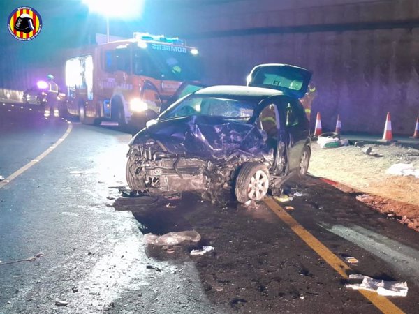 Un fallecido, dos heridos graves y otro leve tras el choque frontal entre dos coches en Manises (Valencia)