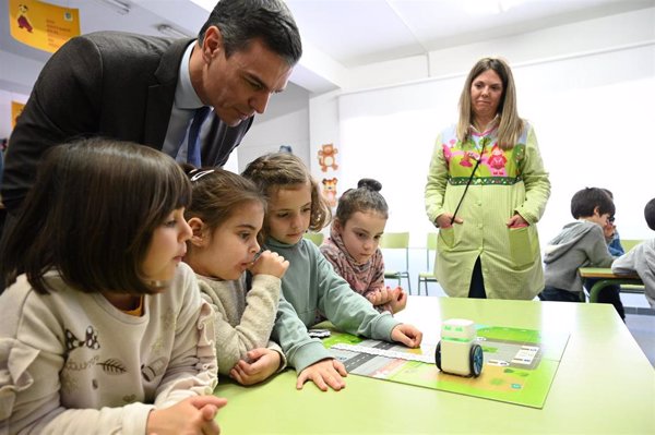 Sánchez muestra su compromiso con la formación en programación y robótica durante su visita a un colegio de Badajoz