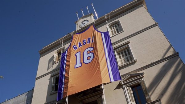 La NBA despliega 68 m2 de camiseta de Pau Gasol en Sant Boi