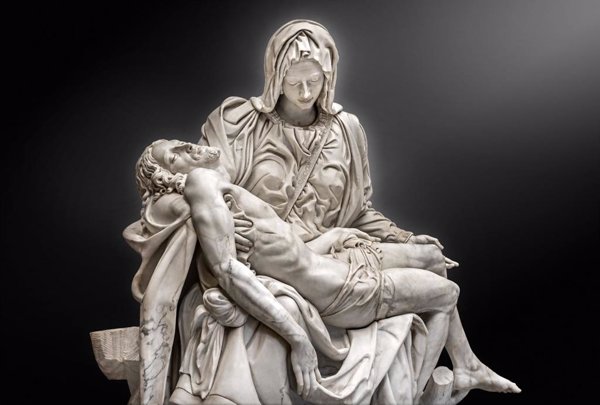 La Iglesia de Guadix (Granada) relanza su 'Piedad', copia de la original de Miguel Ángel, con un espectáculo visual