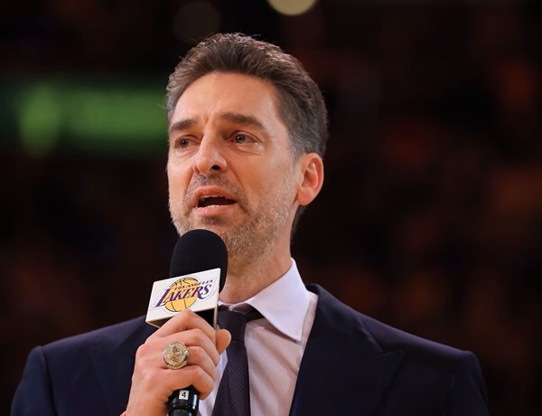 Pau Gasol, con su '16' retirado en los Lakers: 