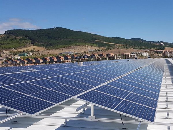 Las operaciones en renovables sufrieron en España un descenso del 21% en 2022, pero el valor se mantuvo