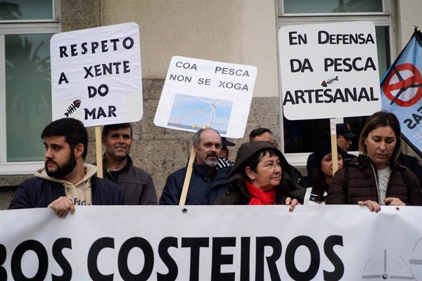 Cientos de personas se concentran en A Coruña contra la eólica marina, 