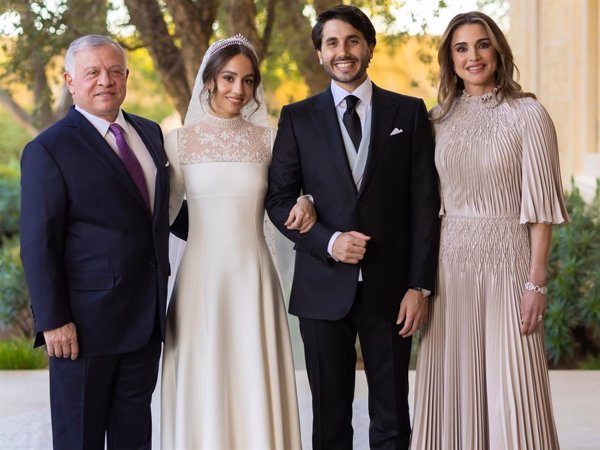 La Reina Rania de Jordania, espectacular en la boda de su hija, la princesa Iman, con Jameel Alexander Thermiotis