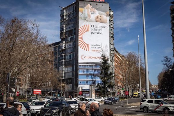 Cs costea una lona publicitaria para denunciar la 