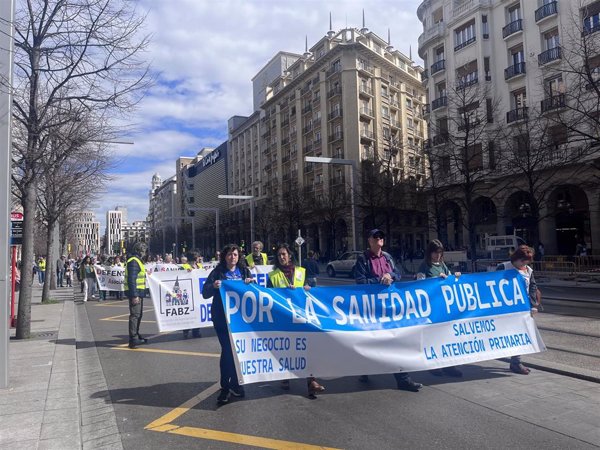 Cientos de personas se manifiestan por la sanidad pública en Zaragoza, bajo el lema 'Salvemos la Atención Primaria'
