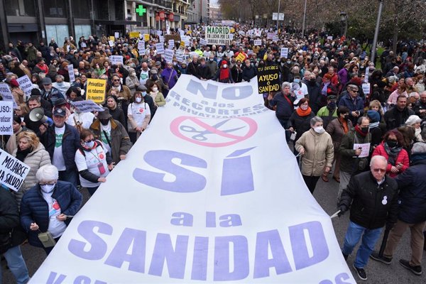 La Marea Blanca sale a la calle en Madrid en defensa de la sanidad pública y contra los recortes