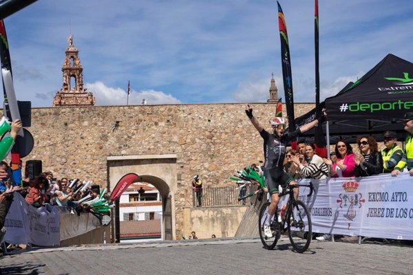 Adrián Maire gana la última etapa y la general de la Vuelta Ciclista a Extremadura