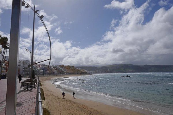 Viento y olas afectan mañana a Canarias, las lluvias a Galicia y Asturias y en el resto del país predominará el calor