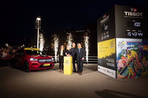 Tissot inaugura el reloj de la cuenta atrás a 100 días del inicio del Tour en Bilbao