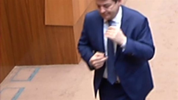 Mañueco asegura que la 'peineta' a una procuradora socialista fue un 
