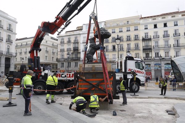 La estatua del Oso y el Madroño ya ocupa su nueva ubicación en la Puerta del Sol de Madrid
