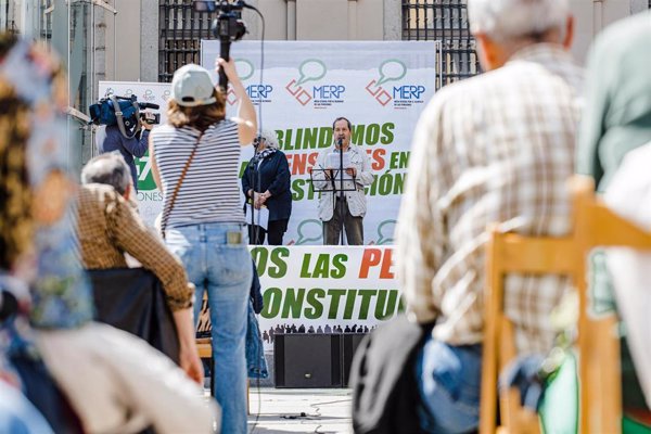 Cientos de personas piden en Madrid blindar las pensiones en la Constitución 