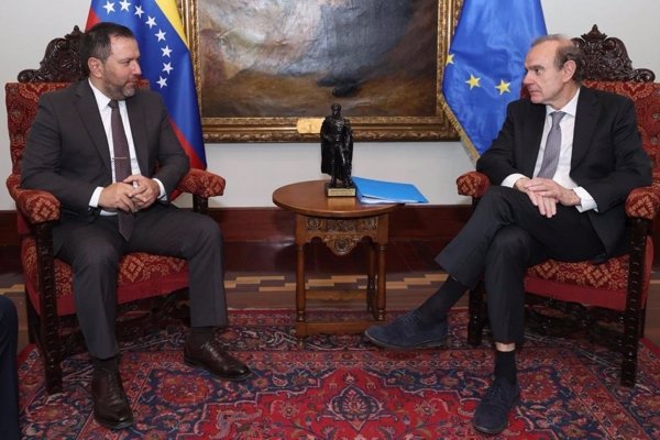 La diplomacia europea pide en misión a Venezuela avances en las negociaciones entre Gobierno y oposición