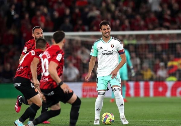 Osasuna no acierta contra un Mallorca con diez antes de la Copa
