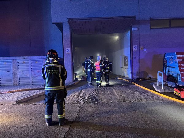 Hasta 25 dotaciones de Bomberos de Madrid trabajan en la extinción de un incendio en una nave de Villa de Vallecas
