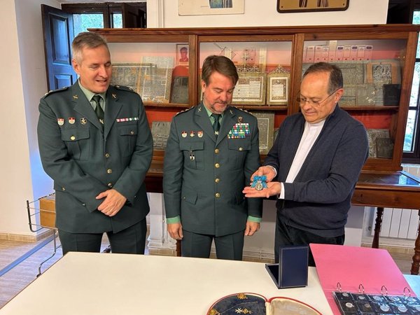 La Guardia Civil entrega las joyas y objetos recuperados tras el robo en el Monasterio de Lluc (Mallorca)
