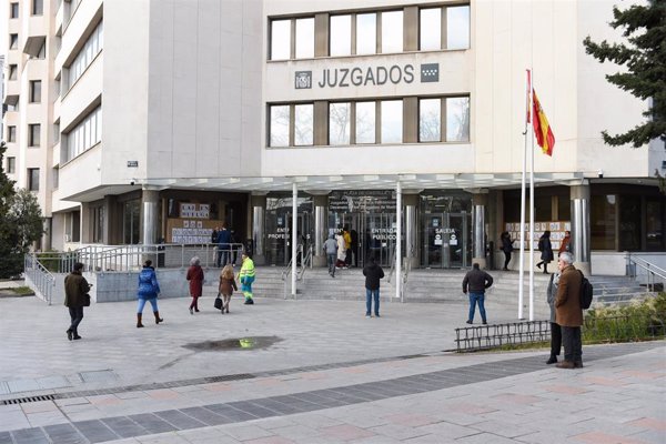 Una de las hijas del médico de Colmenar (Madrid) denunció el maltrato por miedo ante sus notas: