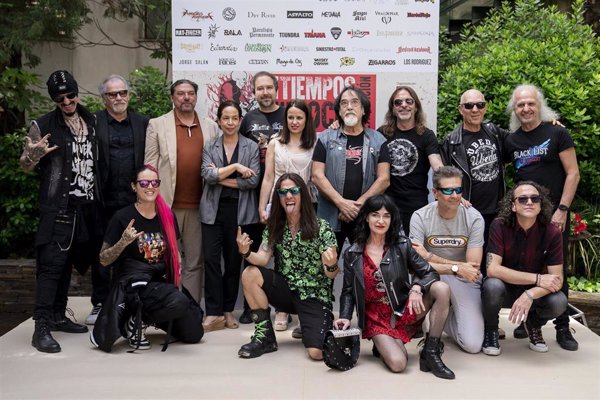 La caja de batería de Ramiro Penas (Leño) o la guitarra de Juan Valdivia, en la muestra 'Tiempos de rock' de SGAE