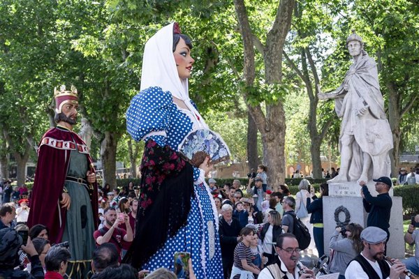 Desfile de Gigantes y Cabezudos, misa, cocido y bailes tradicionales, algunas actividades para celebrar hoy San Isidro