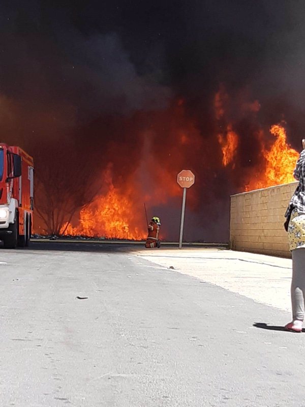 Bomberos estiman que el incendio de Palos (Huelva)ha calcinado el 80% del asentamiento y unas ocho hectáreas