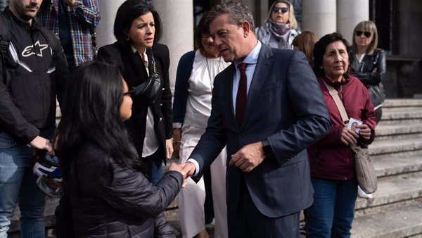 Ministerio y ACSM formalizan el contrato para la bajada al Pitanxo, con un barco 