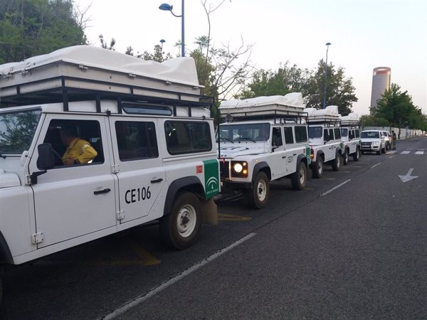 Andalucía envía más de 120 efectivos y dos medios aéreos para apoyar la extinción del incendio en Las Hurdes