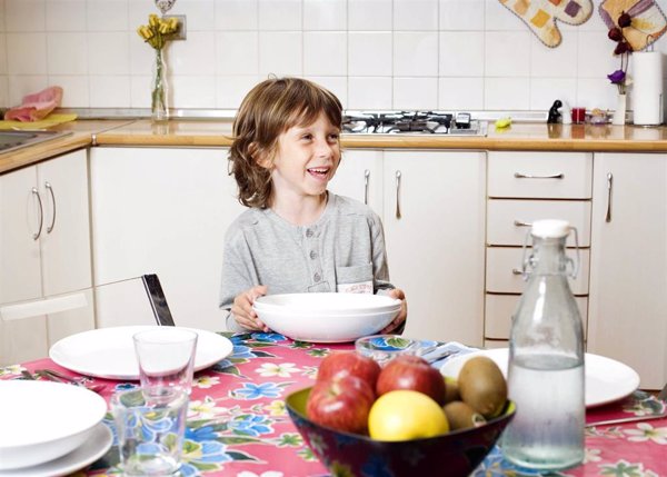 Los pediatras recomiendan que los niños se impliquen en la compra y elaboración de las comidas