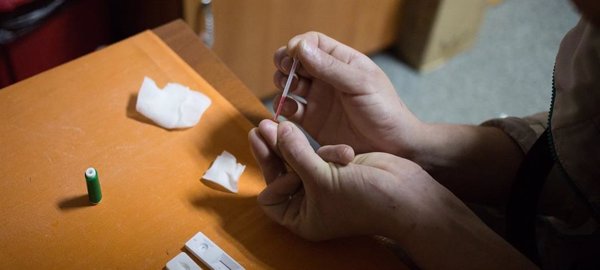 España reduce casi a la mitad los casos de VIH sin diagnosticar en cuatro años: del 13 al 7,5%, según Sanidad