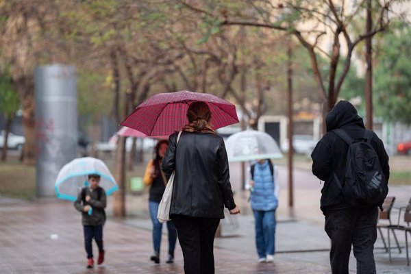 Los electores acudirán este domingo a las urnas con paraguas en una jornada de chubascos y tormentas generalizadas