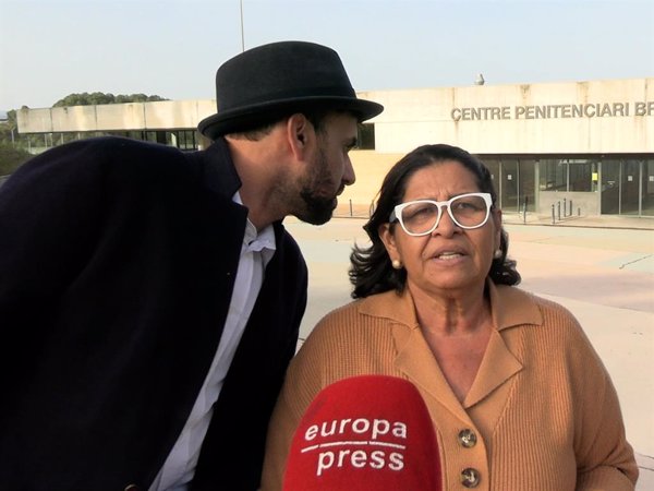 La madre y hermanos de Alves le visitan en la cárcel: 