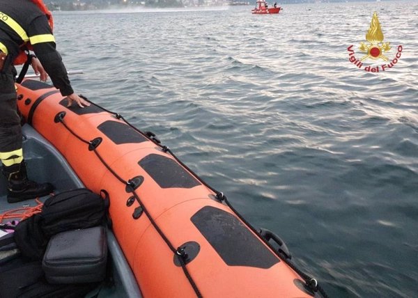 Al menos dos muertos al volcar un barco turístico en el norte de Italia