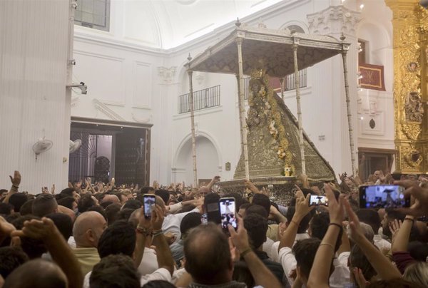 La Virgen del Rocío procesiona por la aldea de Almonte (Huelva) tras el tradicional salto a la reja a las 02.55 horas