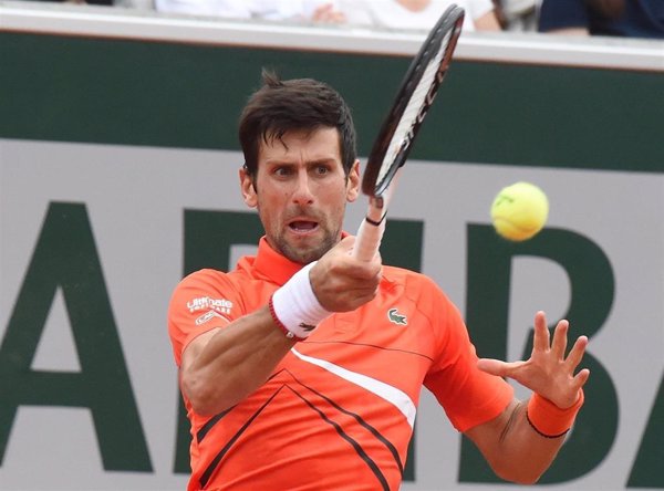 Novak Djokovic vence con comodidad al estadounidense Kovacevic en su debut en Roland Garros