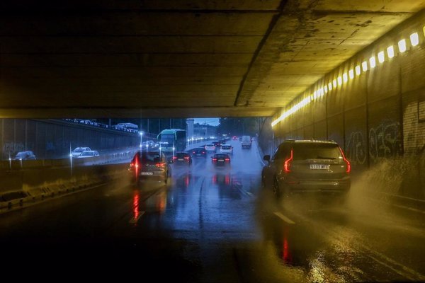 La lluvia provoca alteraciones en varias líneas de Metro de Madrid y en Barajas y obliga a cerrar la A-2