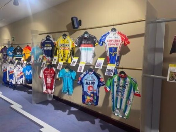 La Casa de Cultura de Vitoria-Gasteiz acoge en junio una exposición de maillots del Tour de Francia