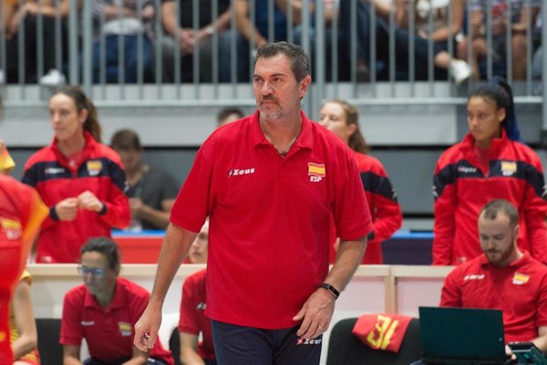 Pascual Saurín convoca a 18 jugadoras para preparar el Campeonato de Europa de Voleibol