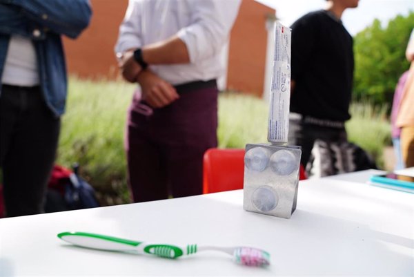 Estudiantes de Ingeniería crean inventos a medida como dispensadores de pasta de dientes para parálisis cerebral