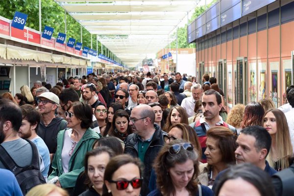 La Feria del Libro de Madrid resiste casi sin daños a las fuertes lluvias en su primera semana: 