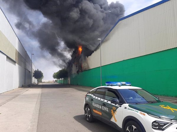 SOS Navarra confirma el control del incendio industrial en Cintruénigo y levanta las medidas preventivas