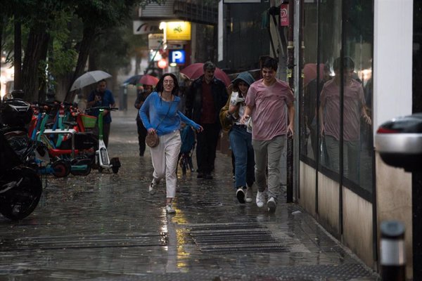 Casi 30 provincias de 11 CCAA estarán mañana en riesgo por lluvias y tormentas, antes de la llegada de la borrasca Óscar