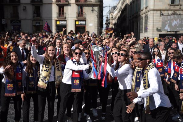 El FC Barcelona femenino llena la plaza Sant Jaume para celebrar la Copa de Europa