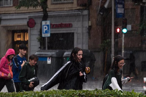 Lluvias y tormentas pondrán en riesgo a una docena de provincias y Canarias este martes marcado por la borrasca 'Óscar'