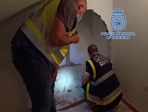 El cajón de madera donde se halló el cadáver emparedado en Torremolinos (Málaga) estaba repleto de cal