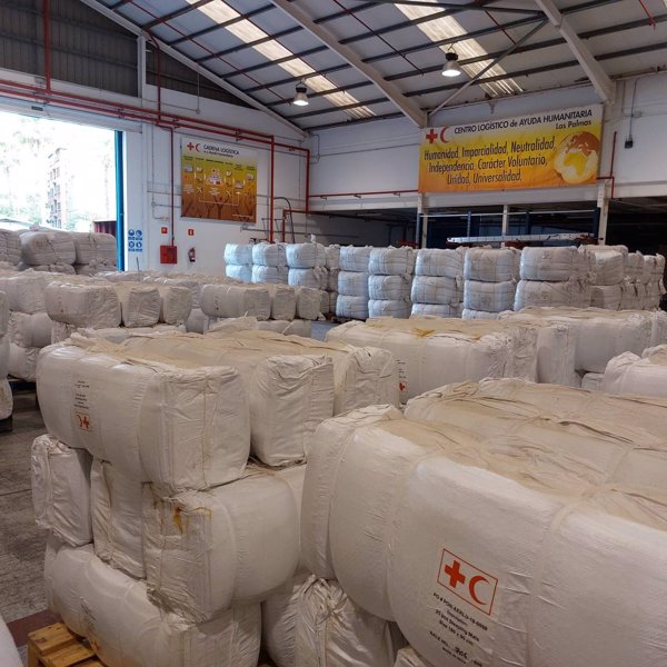 Cruz Roja Española envía tres contenedores de ayuda humanitaria a Sudán con esterillas, garrafas de agua y mantas