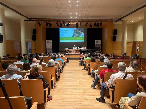 Agricultores y expertos en gestión del agua y territorio piden